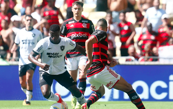 Botafogo vence o Flamengo no Maracanã e assume liderança do Brasileirão