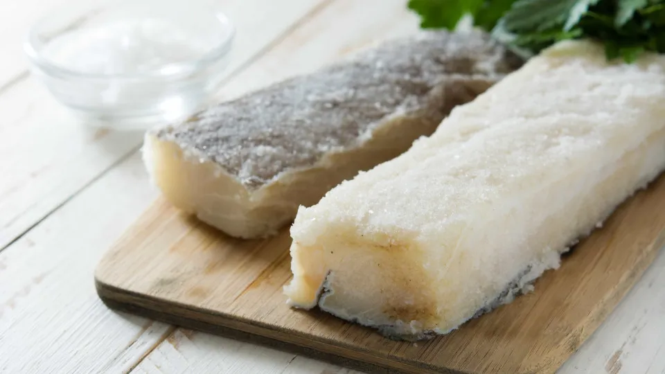 Veja como dessalgar o bacalhau antes de prepará-lo no feriado