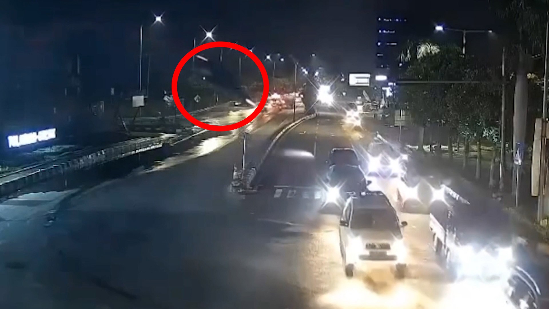 Carro voa de altura de 12 metros após motorista se confundir com GPS na Indonésia; VÍDEO