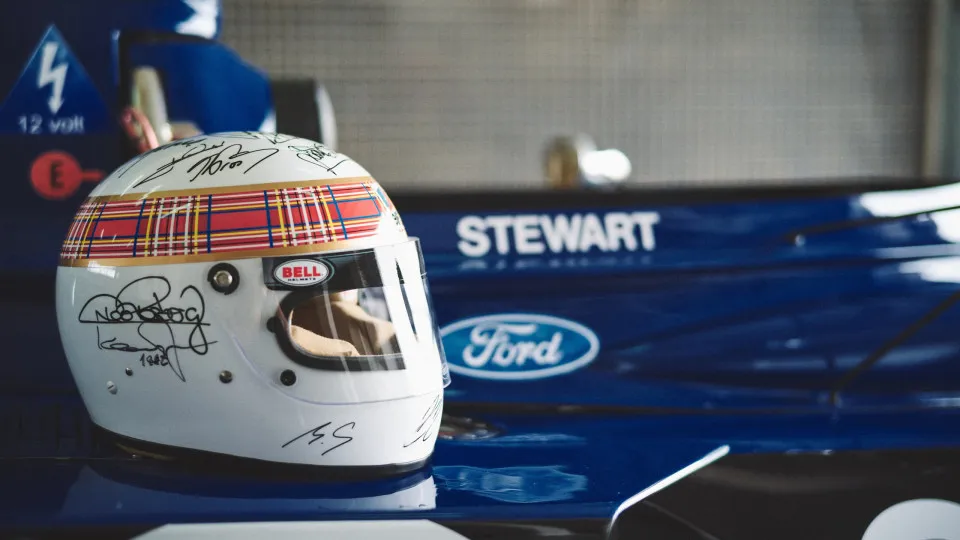 Michael Schumacher assina capacete com outros campeões de F1