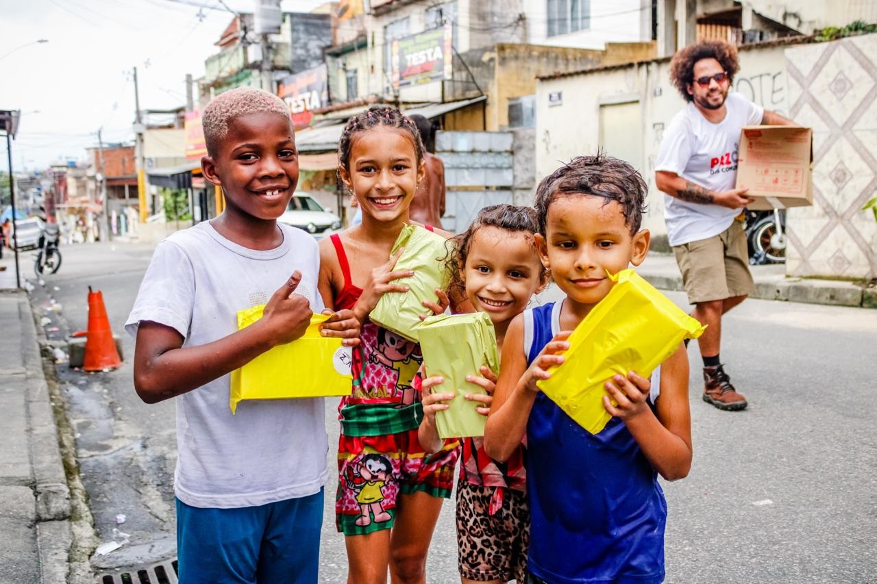 Voz das Comunidades distribui mais de 12 mil chocolates em favelas do Rio em 15ª edição da PAZcoa
