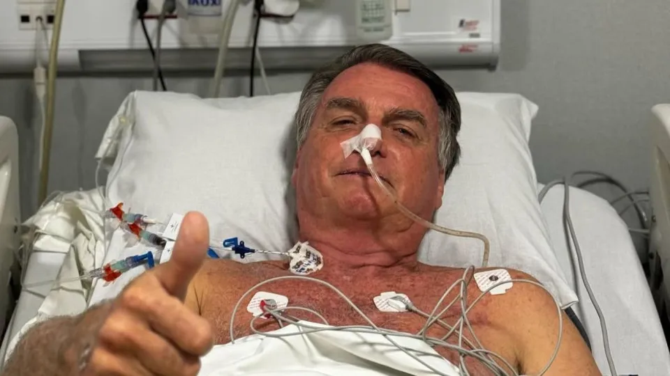 Bolsonaro tem alteração de pressão arterial e segue internado na UTI, diz boletim médico