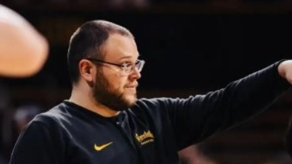 O brasileiro que foi de 'faz tudo' a técnico recordista no basquete dos EUA