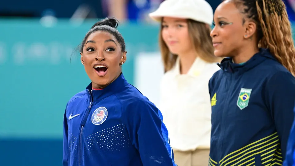 Rebeca Andrade elogia Biles e diz querer competir com ela por 'mais alguns anos'