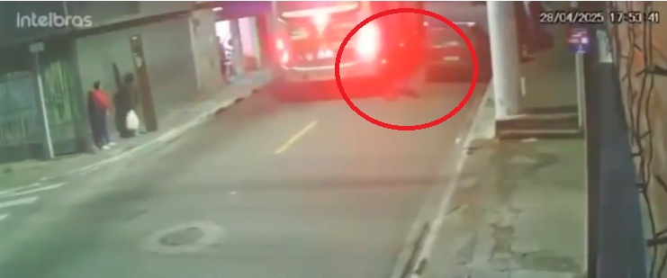 Vídeo mostra ônibus passando por cima e esmagando cabeça de bêbado que caiu na rua