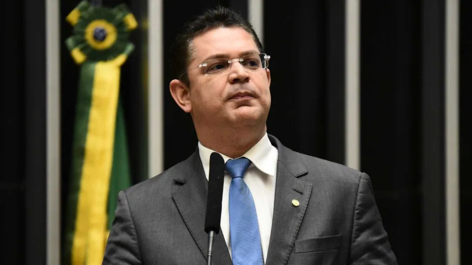 Líder do PL na Câmara alega imunidade parlamentar para não responder a Dino