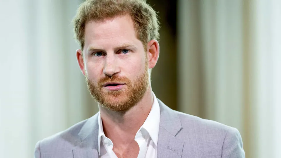 Príncipe Harry: "Queria uma reconciliação, mas meu pai não fala comigo"