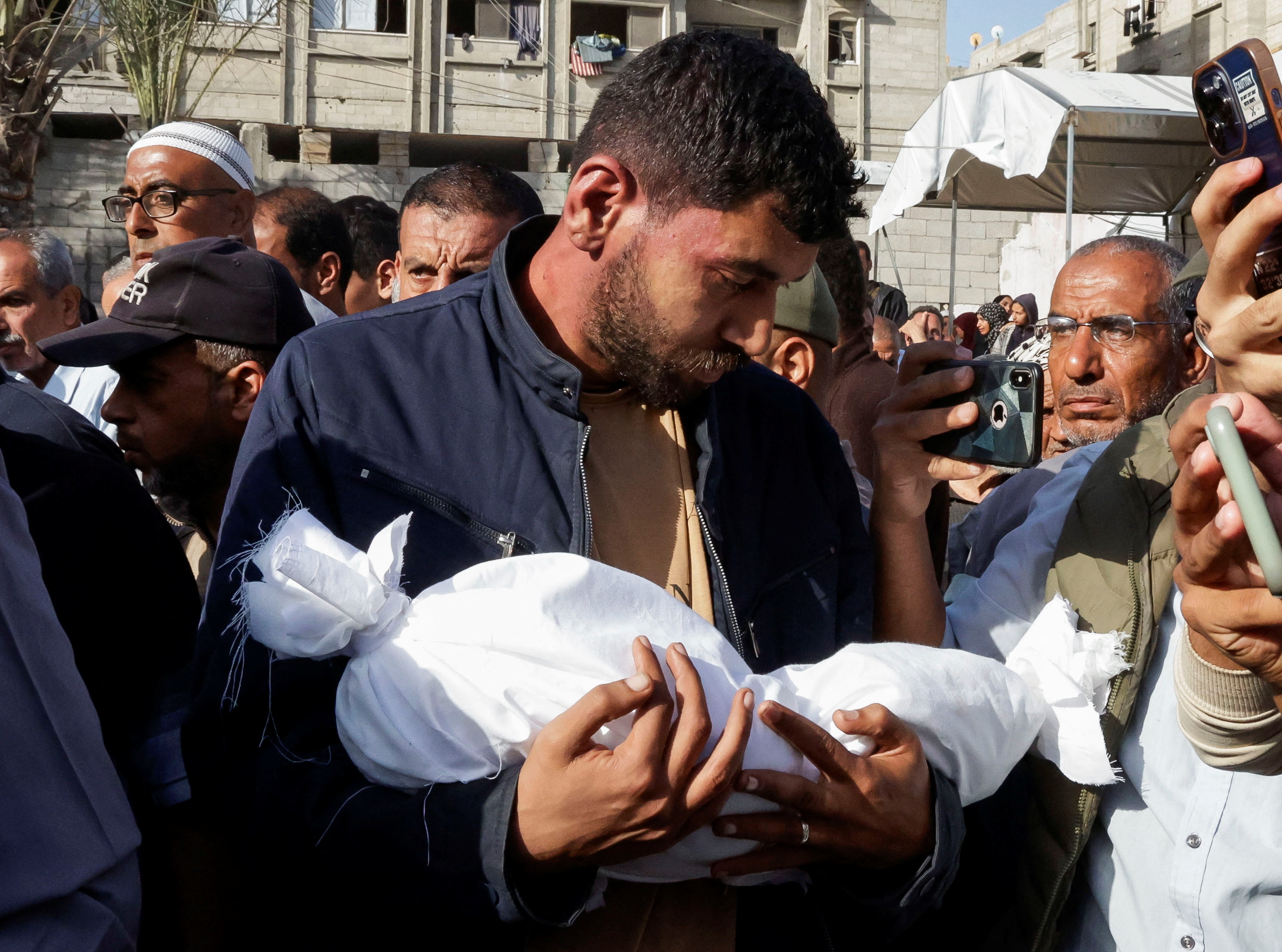 Onze pessoas da mesma família, sendo 3 crianças, morrem em bombardeio em Gaza, diz Defesa Civil