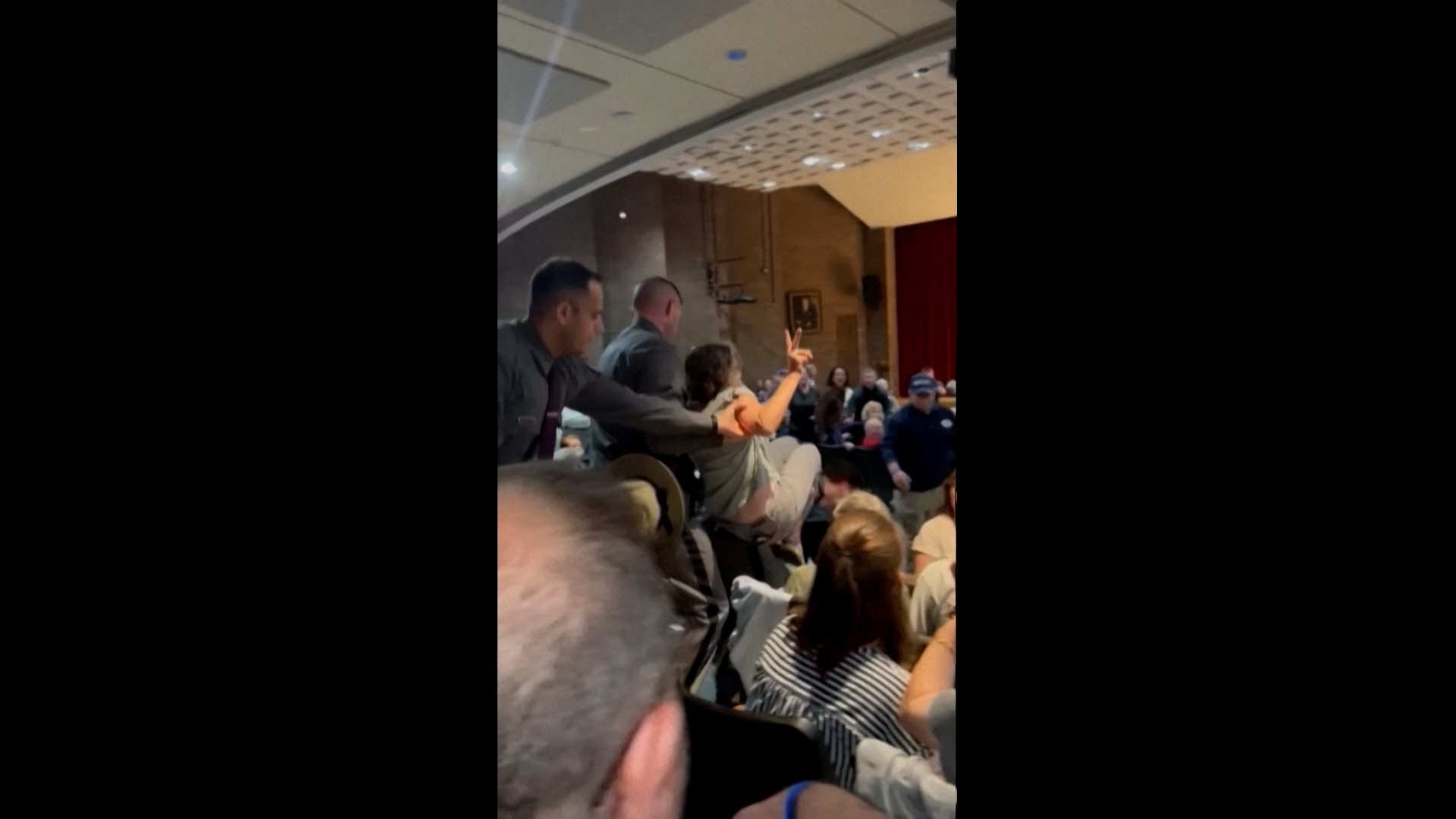 Mulher é retirada à força de evento após contestar congressista republicano nos EUA; VÍDEO