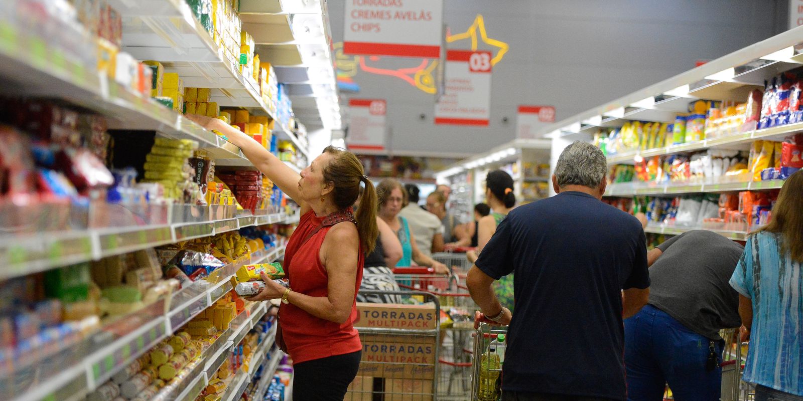 Inflação perde força pelo 2º mês seguido e fecha abril em 0,43%