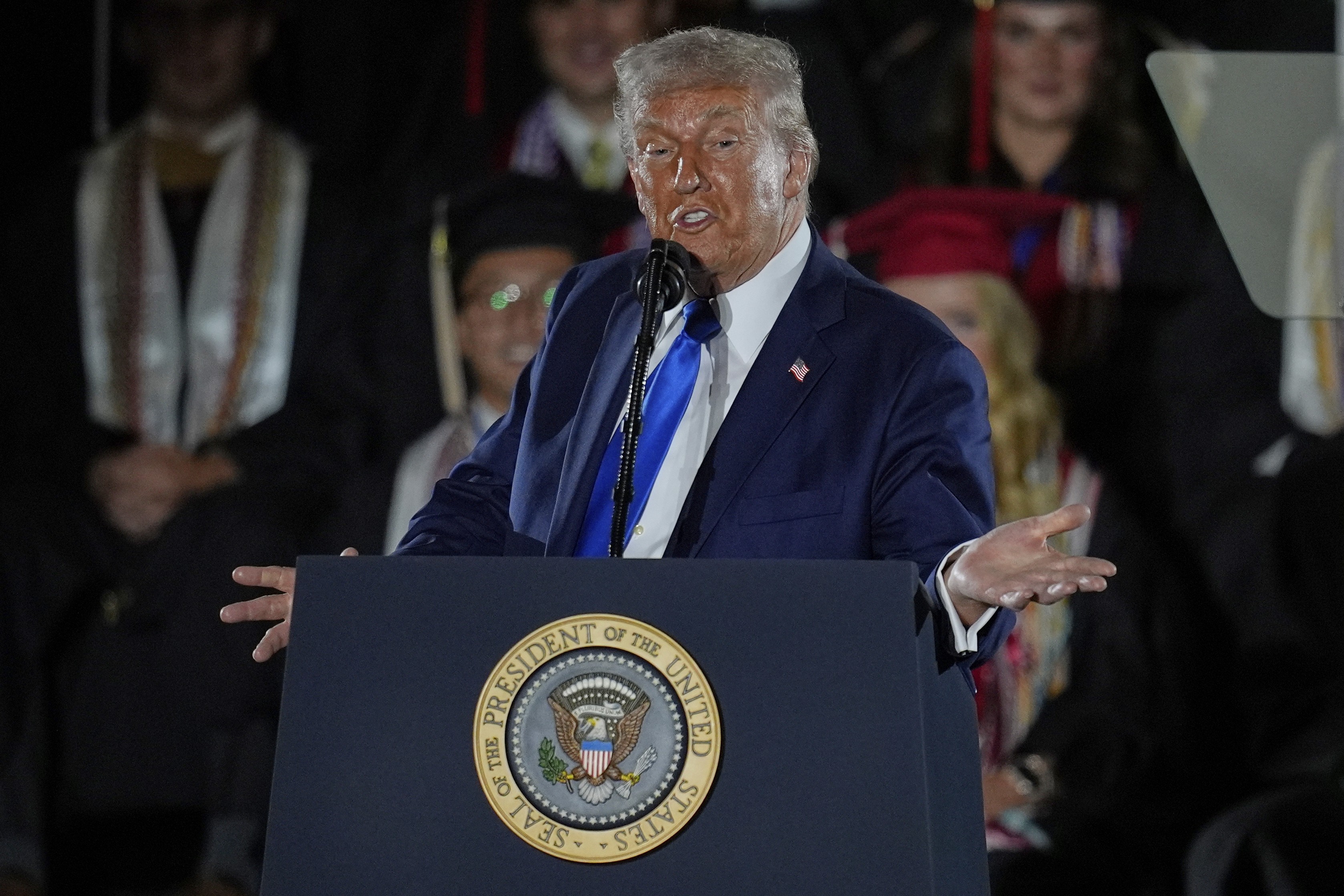 Acordo entre EUA e China para reduzir tarifas não derruba a 'taxa das blusinhas' de Trump