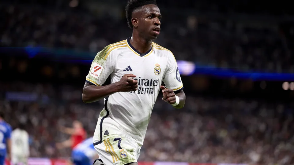 Vini Jr. sofre entorse no tornozelo e pode perder despedida de Ancelotti