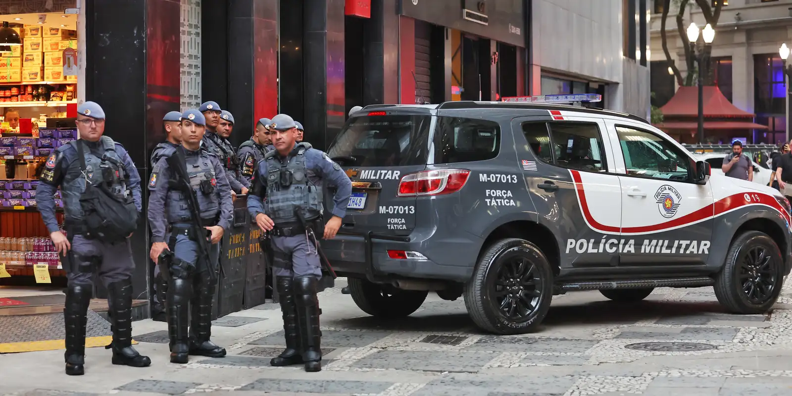 Manifestantes fecham avenida na região de Paraisópolis em SP