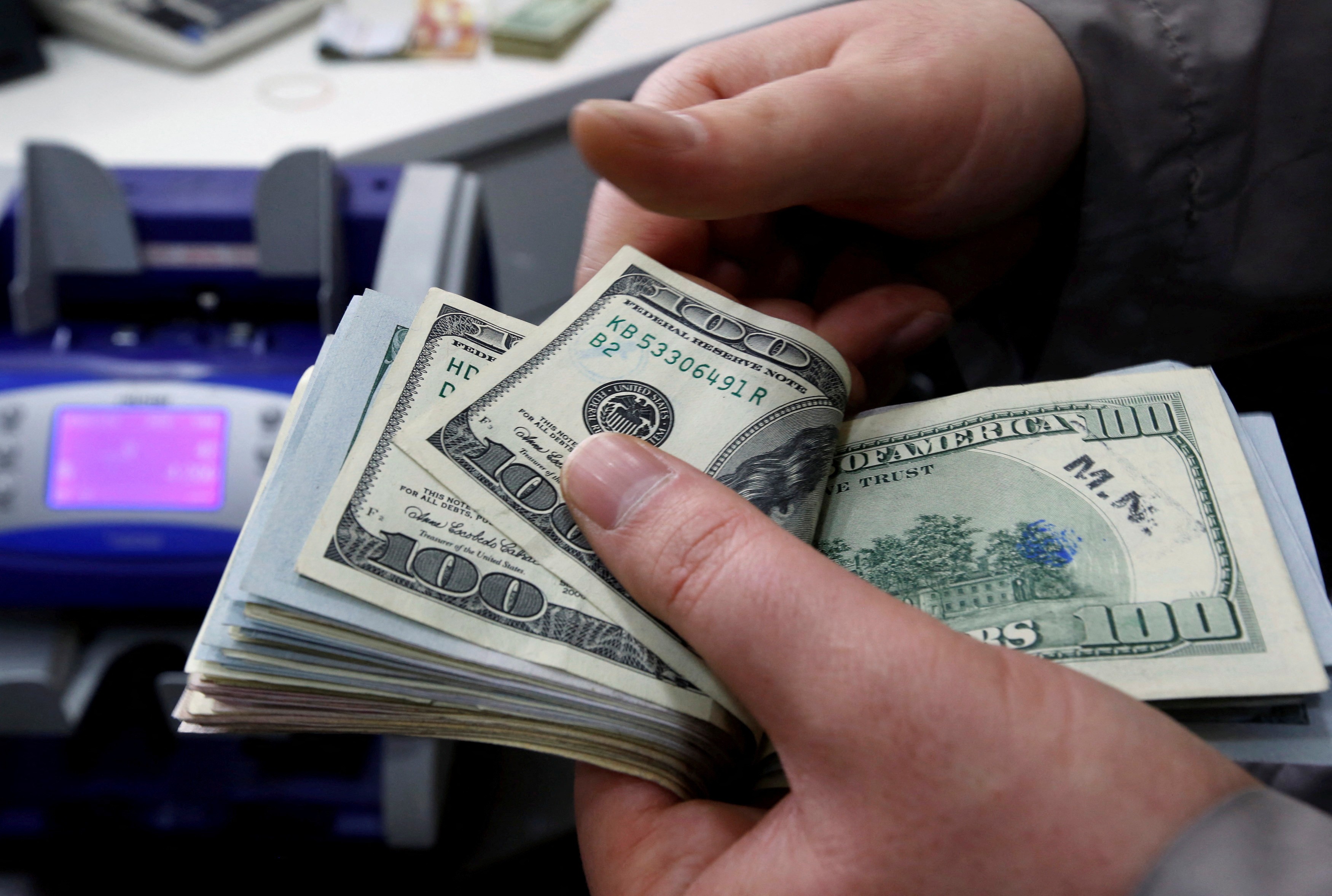 Dólar opera em queda de olho em dados do varejo, preço do petróleo e discurso de Powell, do Fed