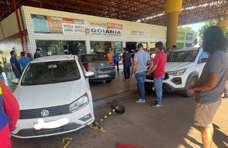 Veículo perde o controle e invade terminal rodoviário em Barra do Garças