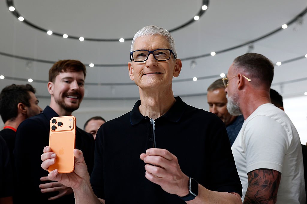 Com tarifas de Trump, Apple prepara terreno para iPhone de US$ 2.000 nos EUA