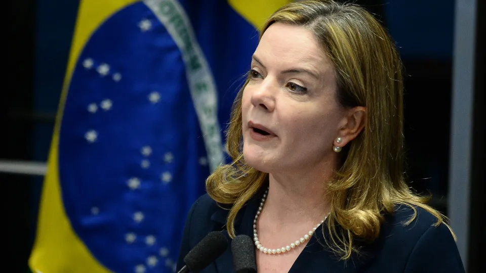 Gleisi diz que novas ameaças do governo Trump confirmam 'traição' de Bolsonaro
