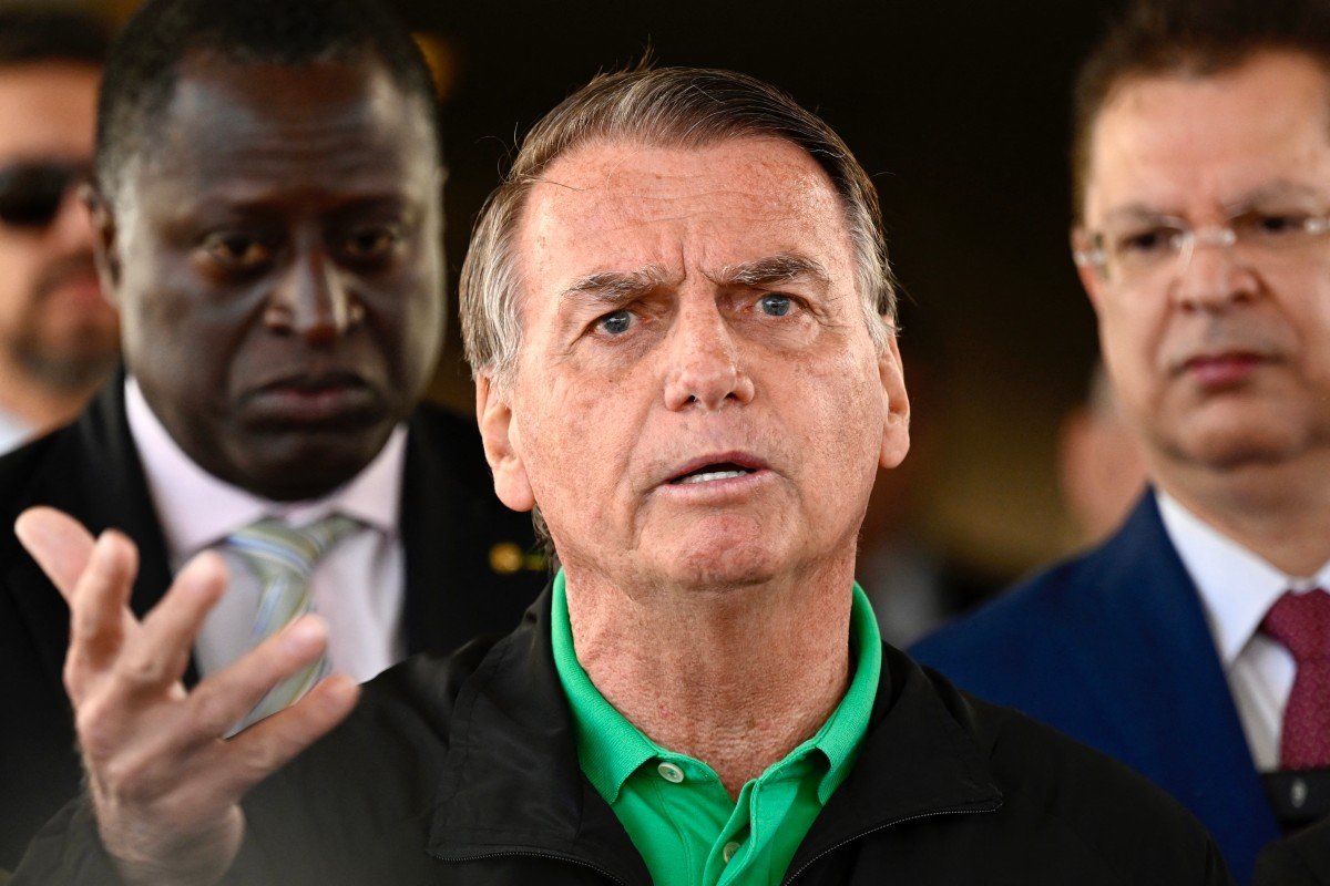 Jair Bolsonaro recebe alta da internação em hospital após crise de soluços e vômitos