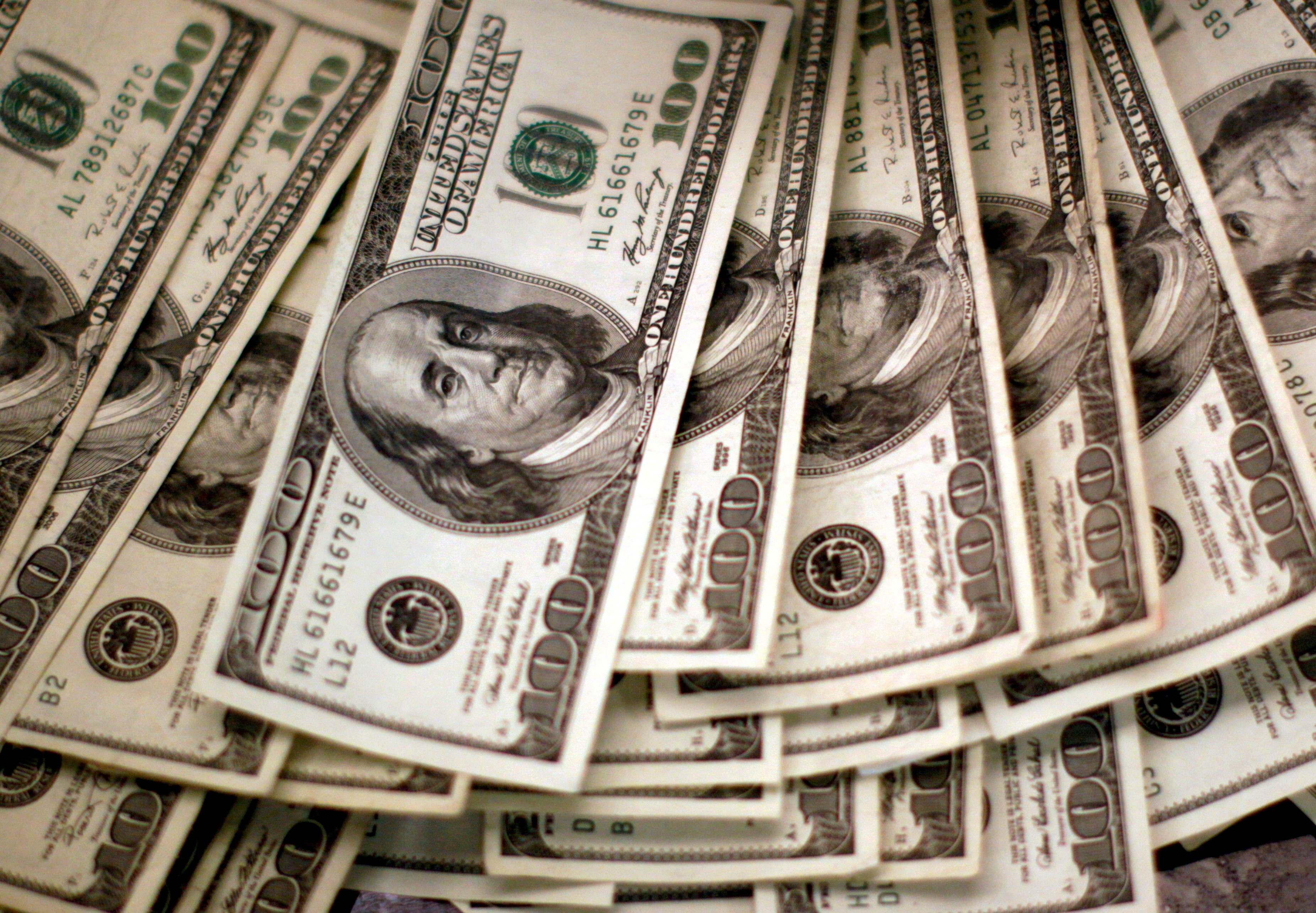 Dólar sobe com investidores à espera da Superquarta; Ibovespa atinge 145 mil pontos pela 1ª vez
