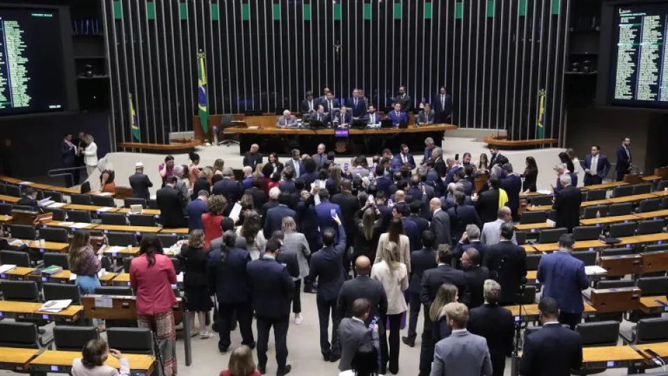 Câmara impõe derrota ao governo, avança com anistia e vai decidir se dá perdão ou reduz penas