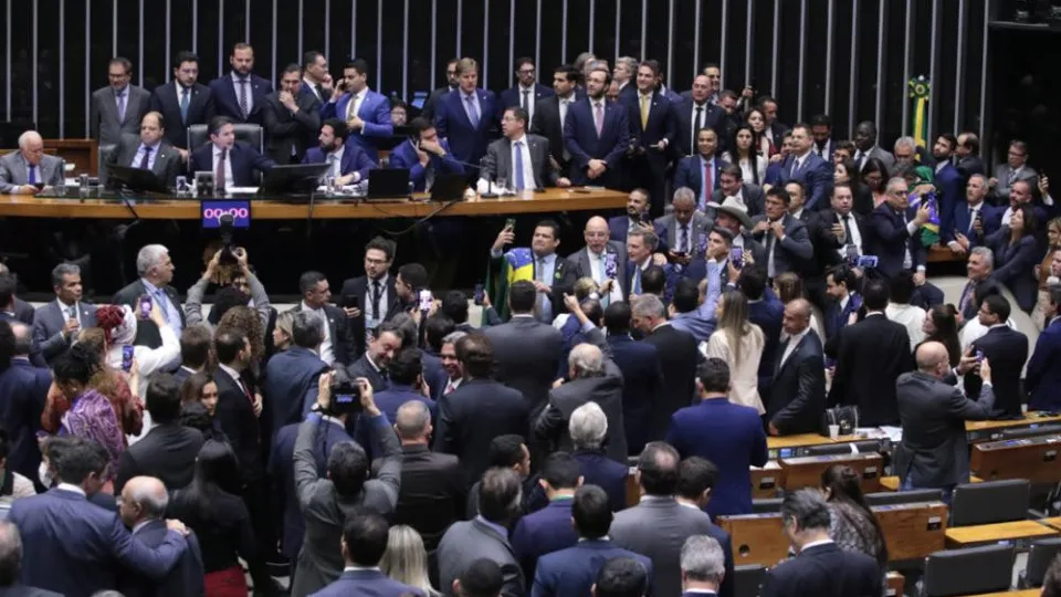 PEC também blinda deputados estaduais e ameaça processos em todo o país