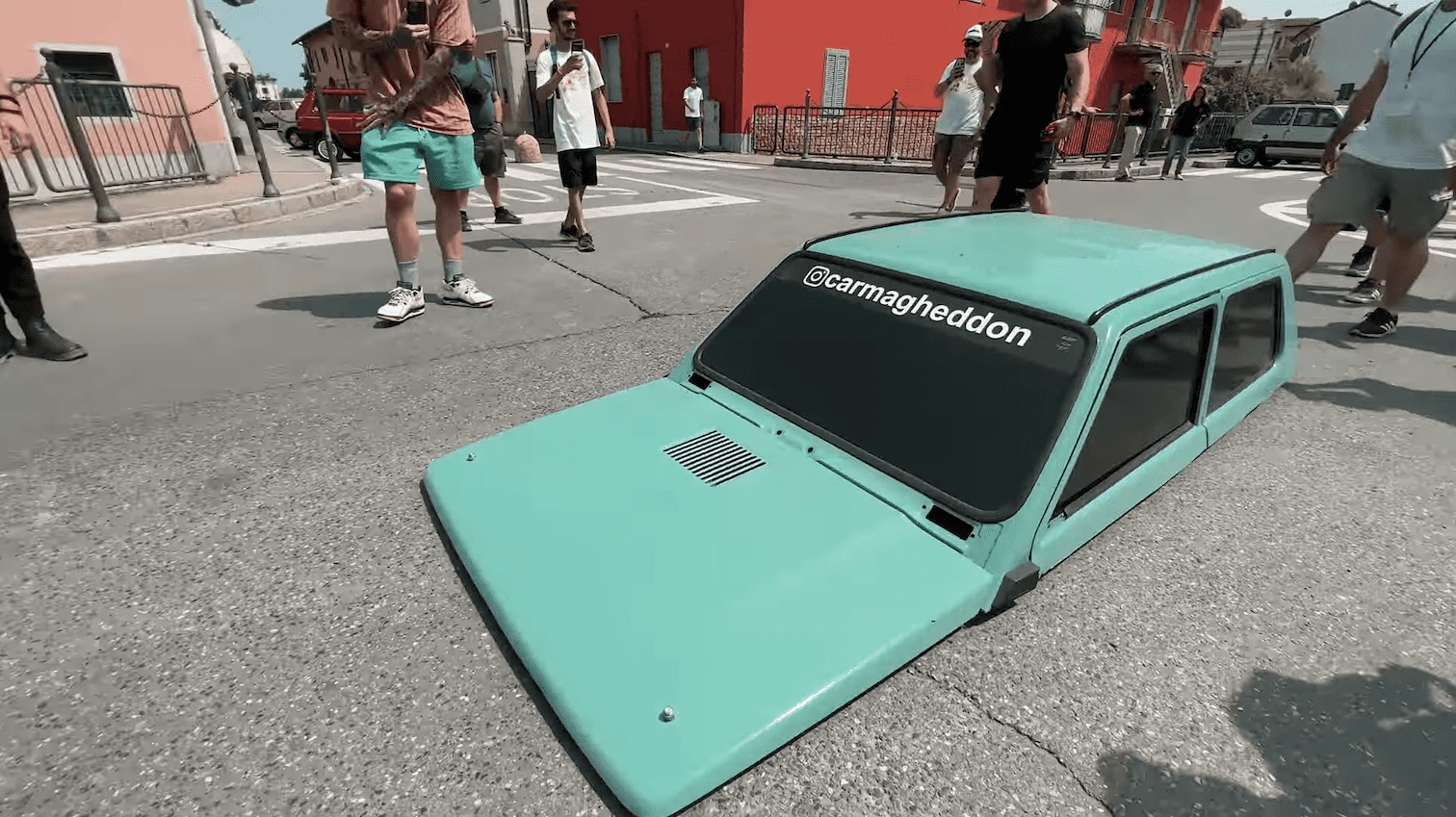 Pai do Fiat Uno quadrado anda parecendo que foi engolido pelo chão; veja